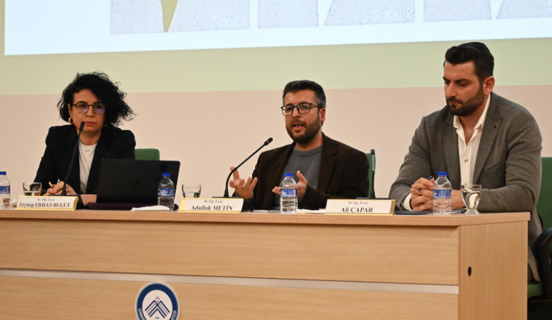 “Tarihi, Siyasi ve Hukuki Yönleriyle İsrail-Filistin Sorunu” başlıklı panelde konuşan