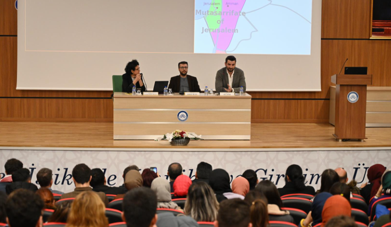 “Tarihi, Siyasi ve Hukuki Yönleriyle İsrail-Filistin Sorunu” başlıklı panelde konuşan