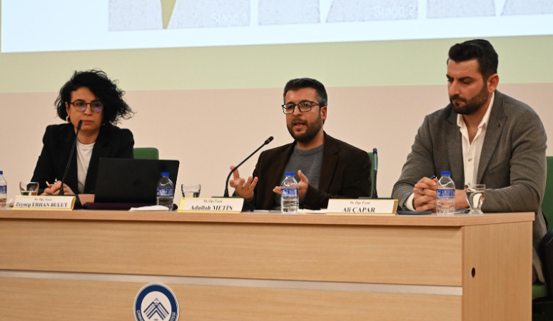 “Tarihi, Siyasi ve Hukuki Yönleriyle İsrail-Filistin Sorunu” başlıklı panelde konuşan,