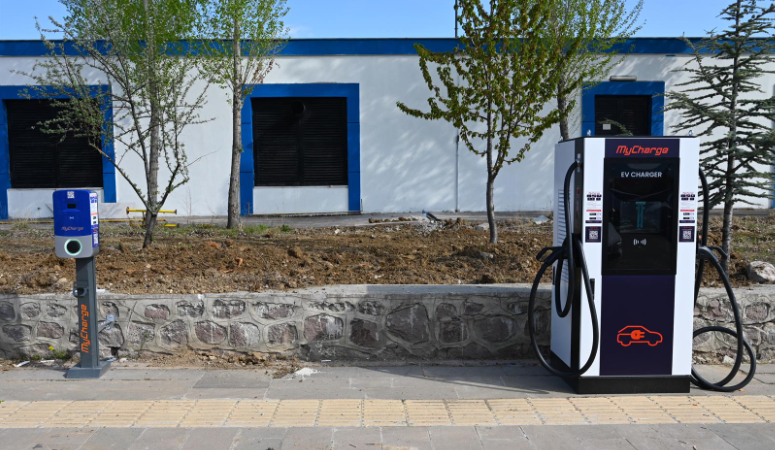 Sürdürülebilirlik ilkesini temel alan ve çevre dostu uygulamaları önceliklendiren Üniversitemiz,