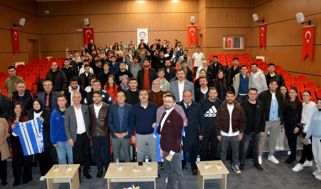 Çankırı FK; yönetici, teknik ekip ve futbolcularıyla birlikte ÇAKÜ öğrencileriyle