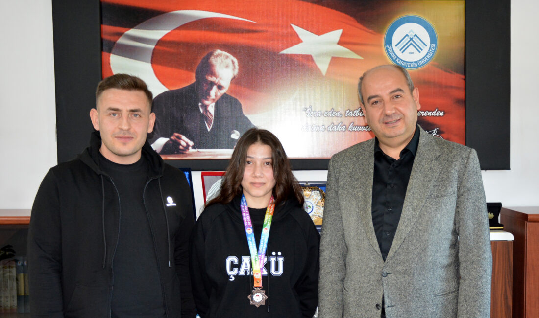 Ünilig Kick Boks Türkiye Şampiyonası’nda üçüncü olan öğrencimiz Fatma Başak